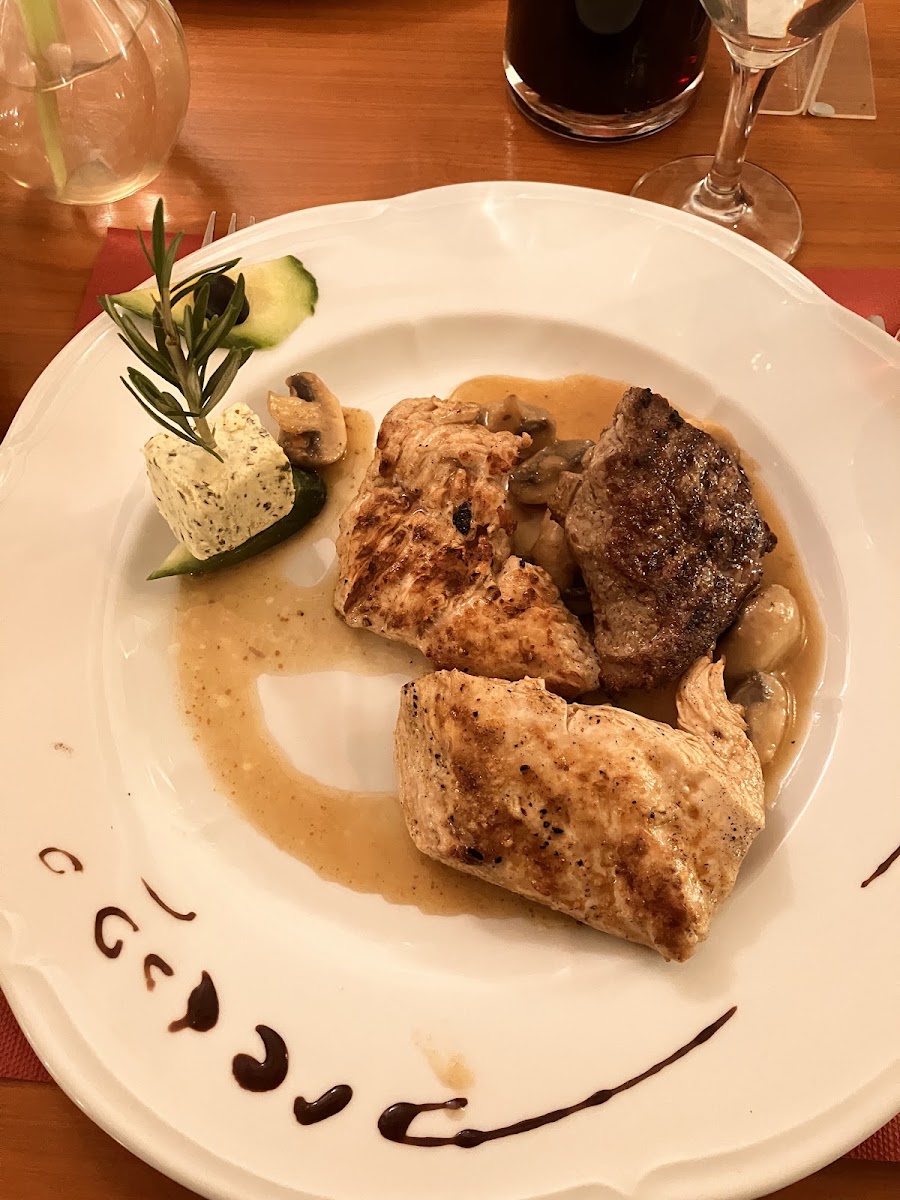 Gegrilltes Fleisch in Pilzrahmsauce