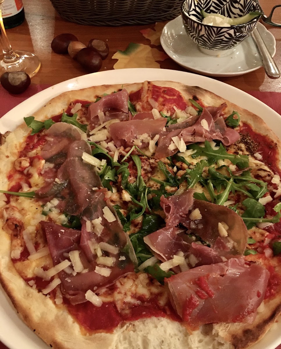 Pizza mit Parmaschinken & Rucola